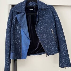 Elie Tahari Blue Blazer with Fitted Silhouette and Textured Fabric